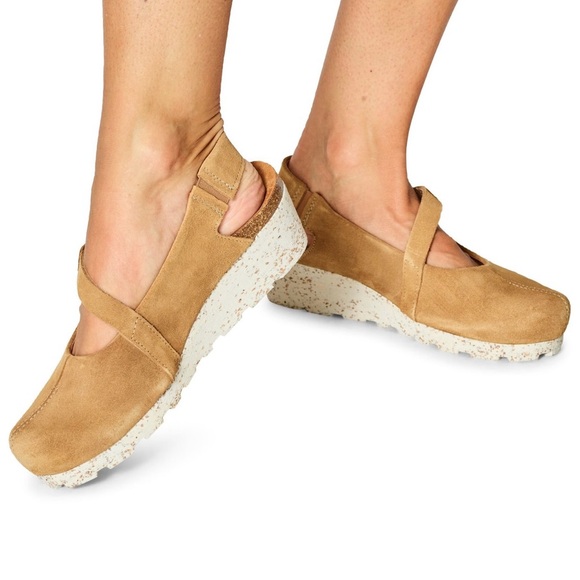 NWOB OTBT Prog Tan Beige Suede Mary Jane Slingback Wedge Clogs Size 7.5M